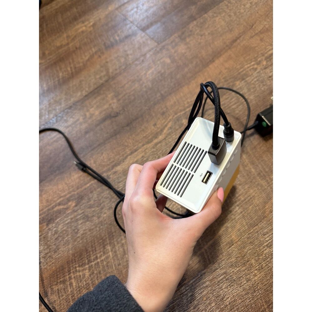 Projector with USB-C cable connector - Picture 5 of 8